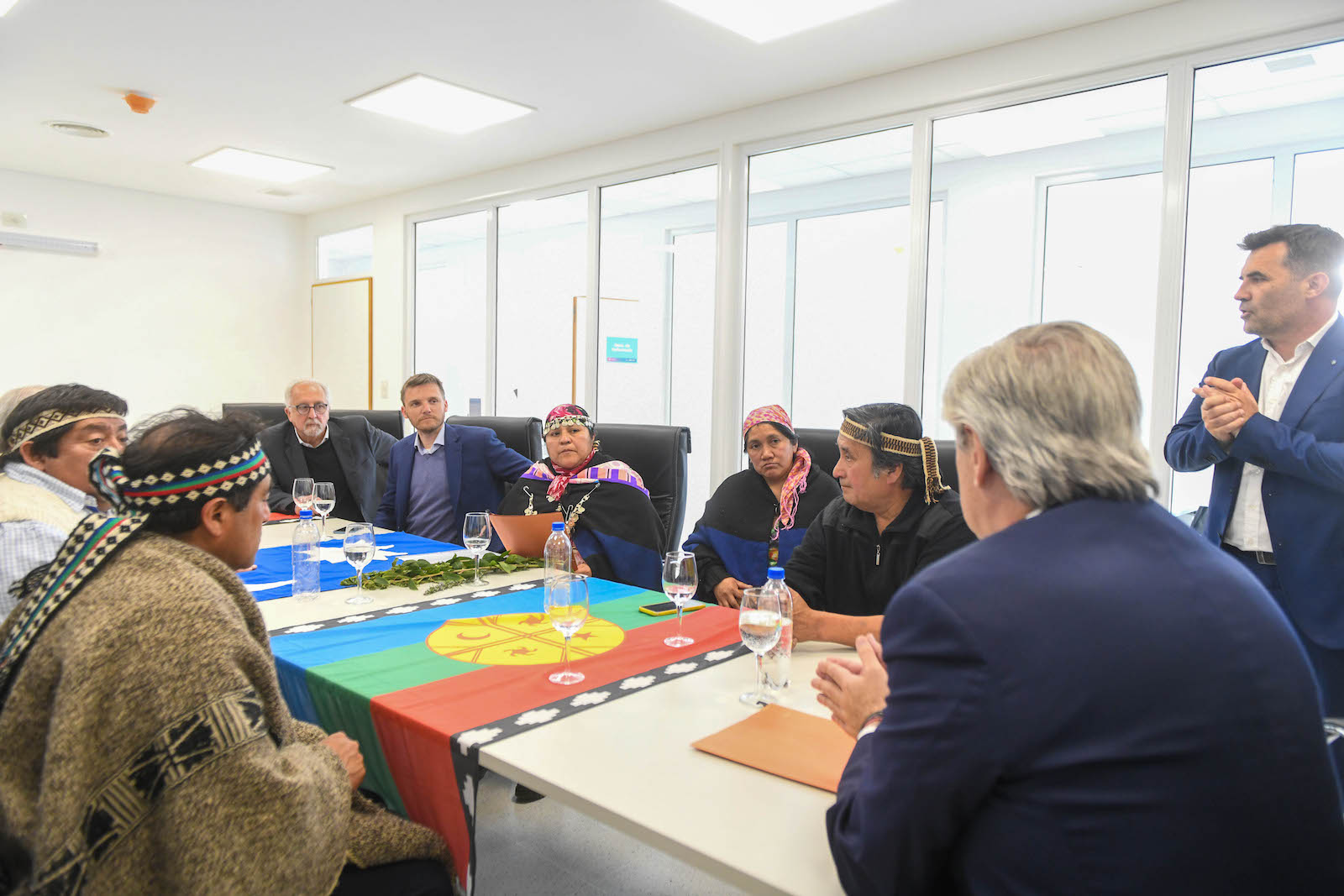 El presidente Alberto Fernández se reunió con representantes de comunidades mapuches en Neuquén - Foto: NA