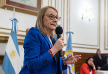 De acuerdo al gobierno provincial Santa Cruz tiene 37.365 empleados públicos. De acuerdo a otras fuentes superan los 52 mil La gobernadora de Santa Cruz Alicia Kirchner - Foto: Prensa de Gobierno