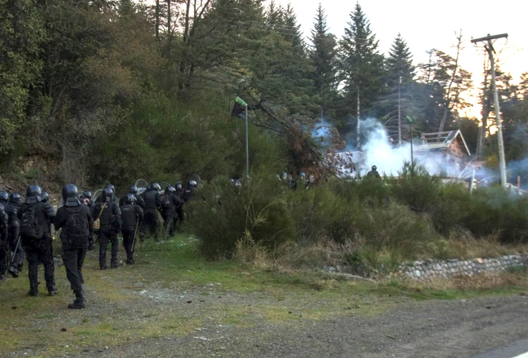 Villa Mascardi fuerzas federales avanzan para desalojar el lugar - Foto: Clarín