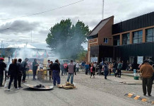 La hipocresía de un intendente, mientras los empleados municipales en su día, siguen de paro y con “choripaneada” frente a la comuna Paro en la municipalidad de 28 de Noviembre - Foto: OPI Santa Cruz