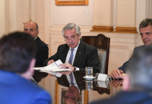 Alberto Fernández recibió a intendentes bonaerenses que el sábado acompañaron a Máximo Kirchner Alberto Fernández reunido con los intendentes del conurbano bonaerense - Foto: NA