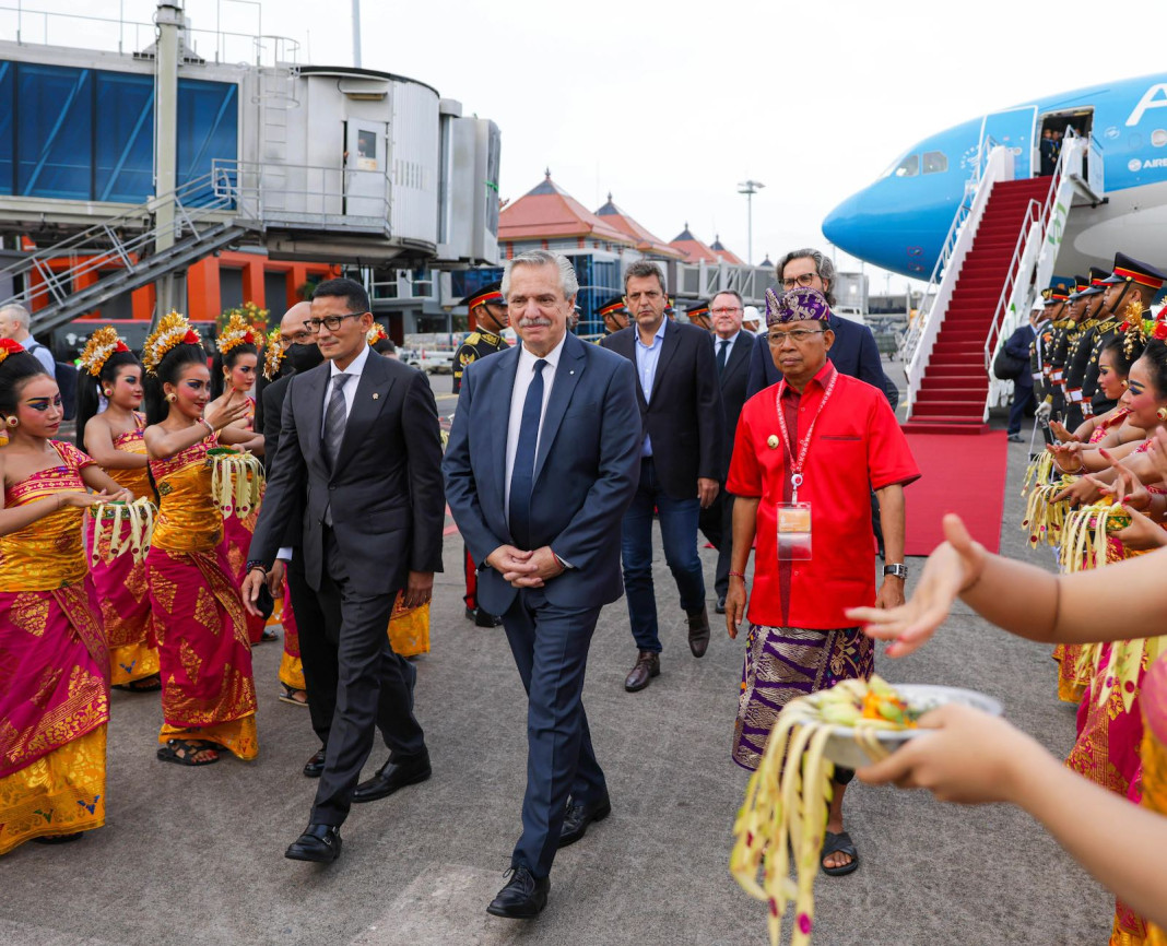 El presidente Alberto Fernández arribó hoy al Aeropuerto Internacional de Denpasar-Ngurah Rai de la isla de Bali, Indonesia, para participar de la 17ª Cumbre de Líderes del G20 - Foto: NA