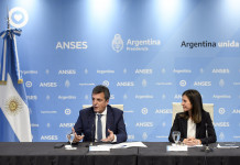 El Gobierno anunció un bono de 10 mil pesos por tres meses para los jubilados que cobran la mínima Sergio Massa junto a Fernanda Raverta anuncian aumento en las jubilaciones en el Anses - Foto: Prensa Economía