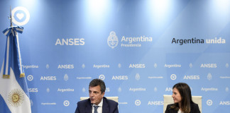 Sergio Massa junto a Fernanda Raverta anuncian aumento en las jubilaciones en el Anses - Foto: Prensa Economía
