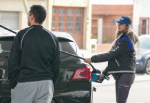 YPF aumentó 4% el precio de los combustibles en sus estaciones de servicio Aumento en los combustibles de YPF - Foto: NA
