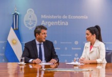 Otorgarán un bono de Navidad a jubilados desde $10.000 El ministro de Economía, Sergio Massa y la directora ejecutiva de PAMI, Luana Volnovich - Foto: Prensa Economía