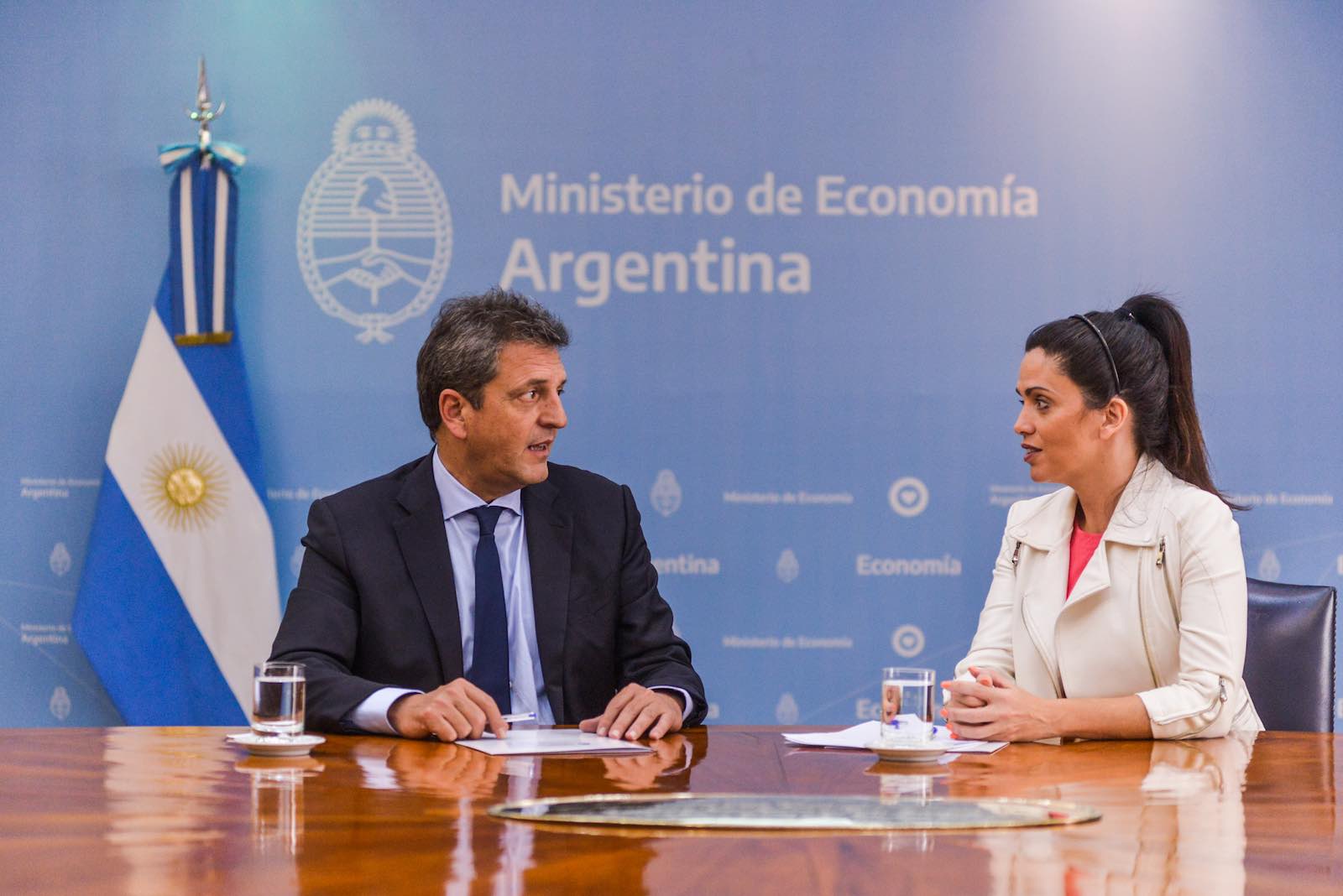 El ministro de Economía, Sergio Massa y la directora ejecutiva de PAMI, Luana Volnovich - Foto: Prensa Economía