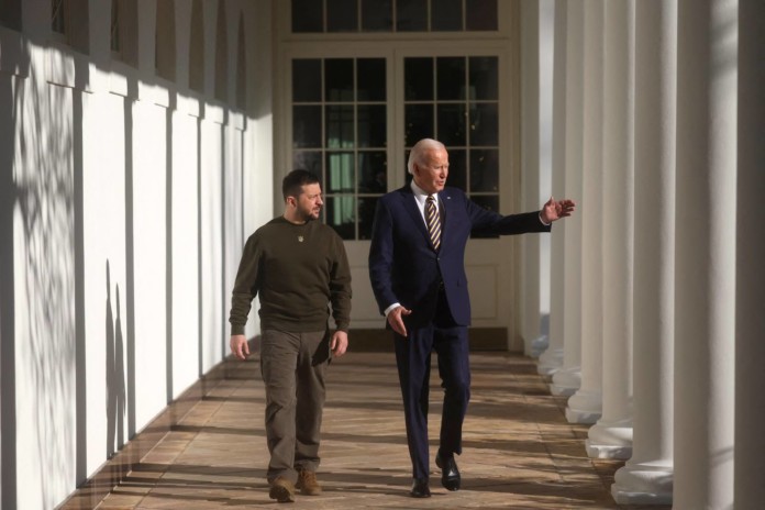 El presidente ucraniano, Volodimir Zelensky junto a Joe Biden en la Casa Blanca - Foto: NA