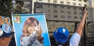 Simpatizantes de Cristina Kirchner en las afueras de Comodoro Py - Foto: NA