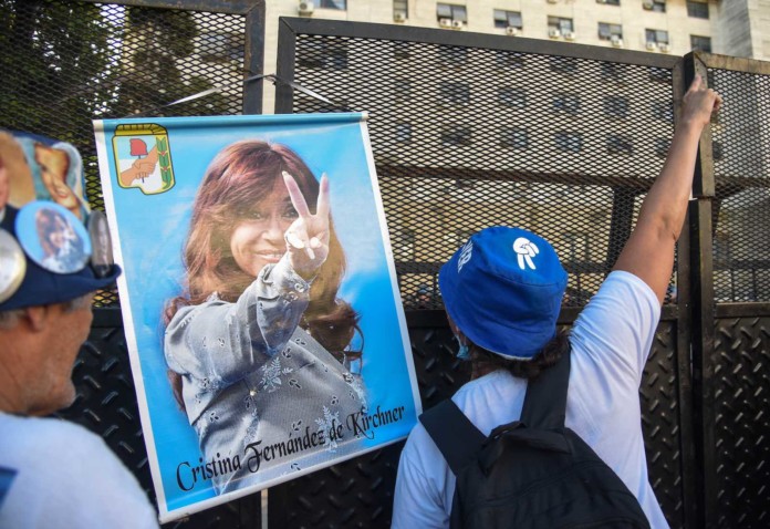 Simpatizantes de Cristina Kirchner en las afueras de Comodoro Py - Foto: NA