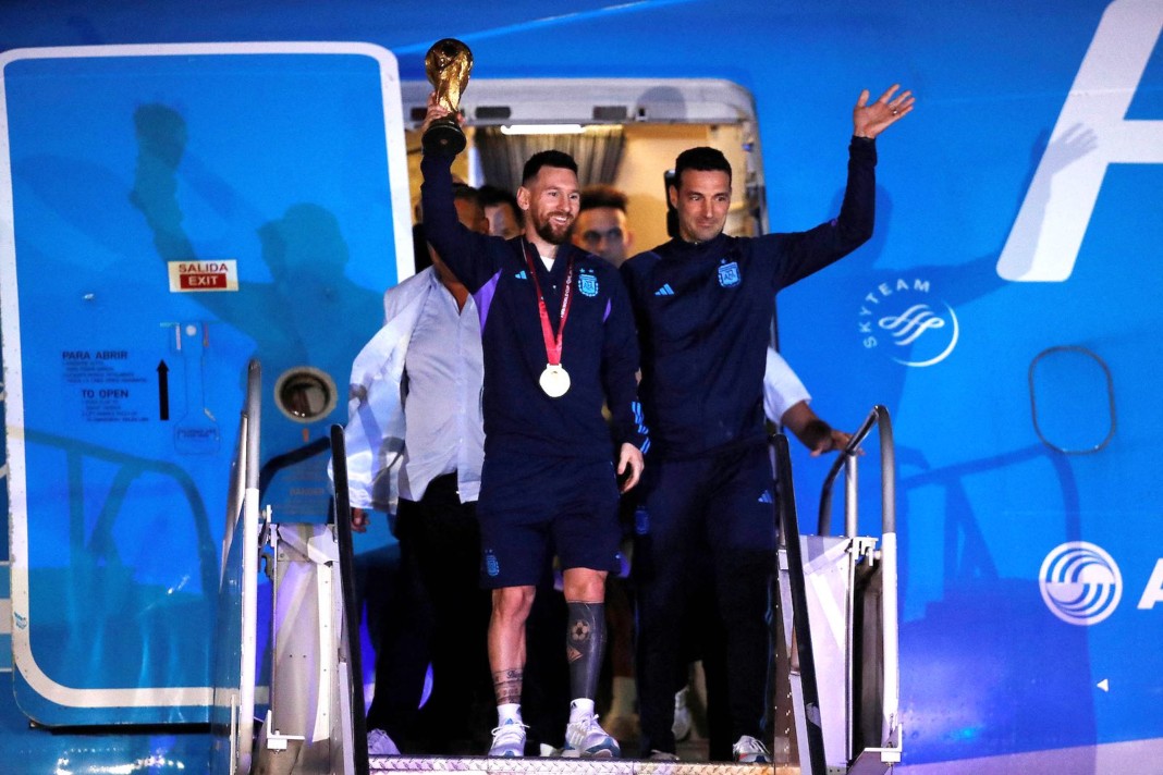 Lionel Messi y el DT Lionel Scaloni con la Copa del mundo en Argentina - Foto: NA