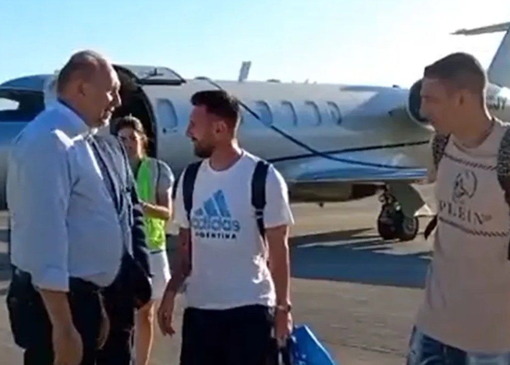 El gobernador de Santa Fe, Omar Perotti saluda a Lionel Messi y Ángel Di Maria - Foto:  