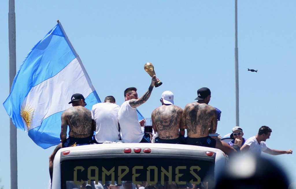 Los jugadores de la selección saludan a la multitud que los espero en los accesos a Buenos Aires - Foto: NA