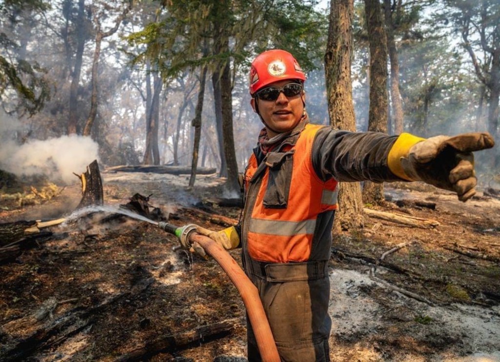 Prosigue el pavoroso incendio de bosques en Tolhuin, accidentes del personal y una medida legislativa