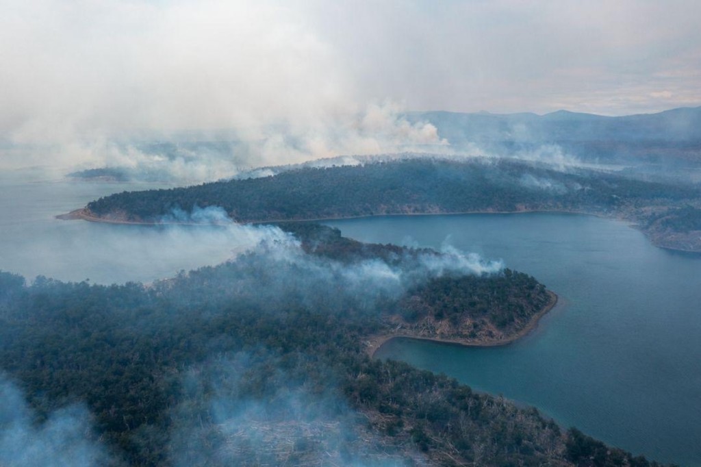 Prosigue el pavoroso incendio de bosques en Tolhuin, accidentes del personal y una medida legislativa
