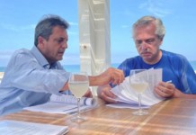 Los gremios ya no creen en la inflación de Sergio Massa: cierran paritarias cortas y con extras El presidente Alberto Fernández comparte una tarde de trabajo con el ministro de Economía, Sergio Massa - Foto: NA