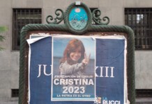 ¿Proscripción? ¡Las pelotas! Afiches con la leyenda Cristina 2023 en Capital Federal - Foto: NA
