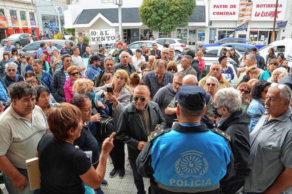 Manifestación en Comodoro Rivadavia por el aumento desproporcionado de las tarifas de servicios - Foto: Diario Crónica