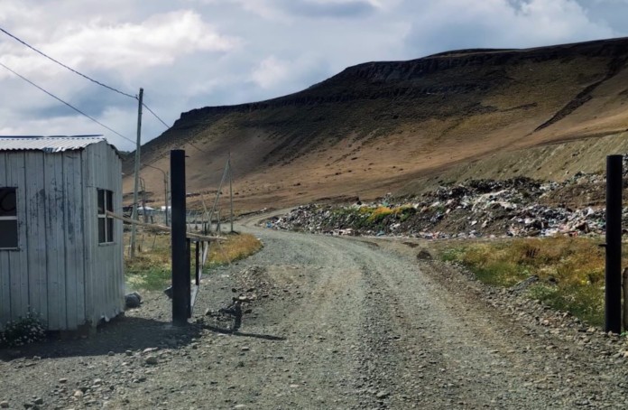 La autocombustión del basural en la cuenca carbonífera contamina el entorno y delata la falta de políticas pública de los intendentes
