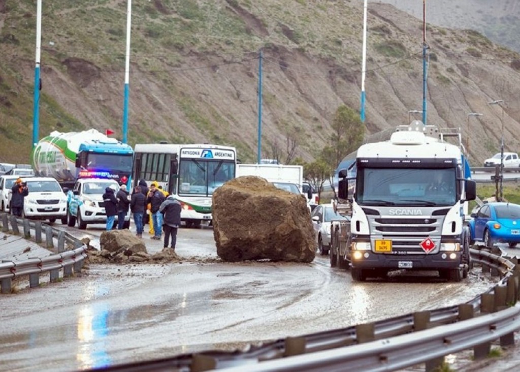 Problemática sin solución: el Chenque se desmorona y sigue amenazando la vida de miles de personas que circulan y viven en Comodoro Rivadavia