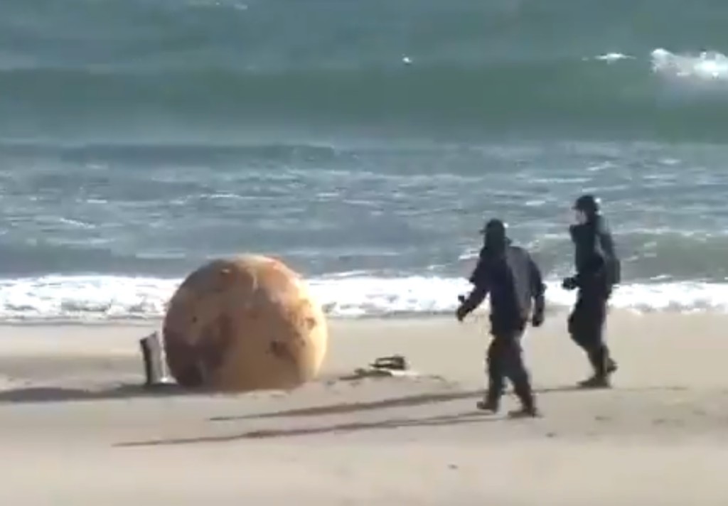 Misteriosa bola gigante hallada en una playa de Japón -