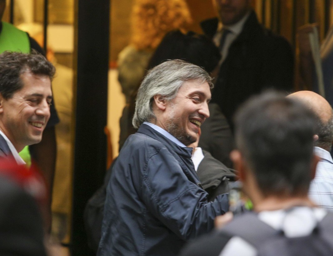 Máximo Kirchner llega a la reunión de la mesa política del Frente de Todos - Foto: NA