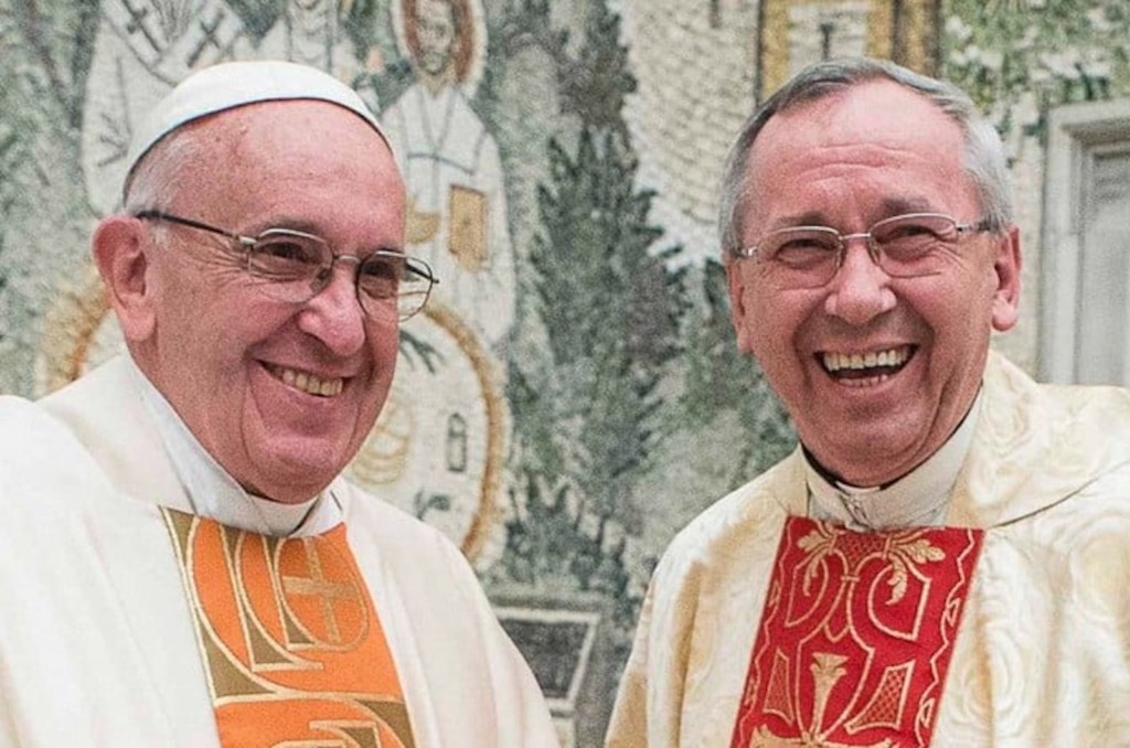 El papa Francisco junto a Marko Rupnik - Foto: Clarín