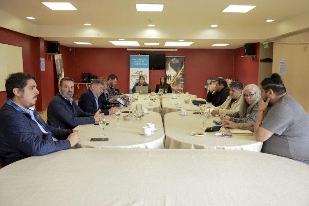 Mesa paritaria del Gobierno de Alicia Kirchner con los docentes de Adosac -