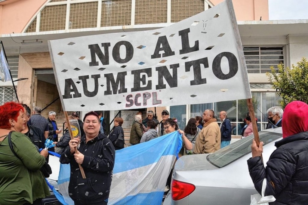 Manifestación en Comodoro Rivadavia por el aumento desproporcionado de las tarifas de servicios - Foto: Diario Crónica
