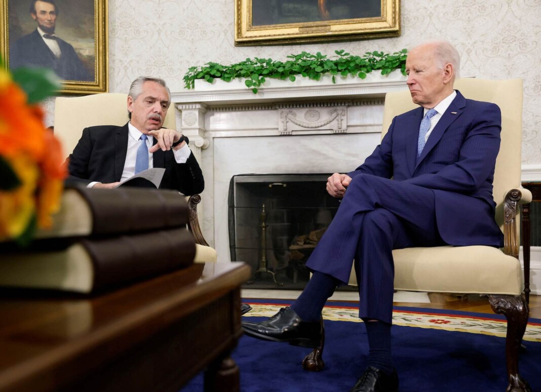 El presidente norteamericano, Joe Biden, recibe a su colega argentino Alberto Fernández, en el salón Oval de la Casa Blanca - Foto: NA