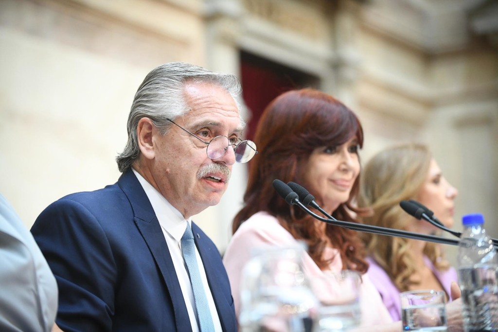 El presidente Alberto Fernández junto a la vicepresidenta Cristina Kirchner encabeza la apertura de las sesiones ordinarias del Congreso ante la Asamblea Legislativa - Foto: NA