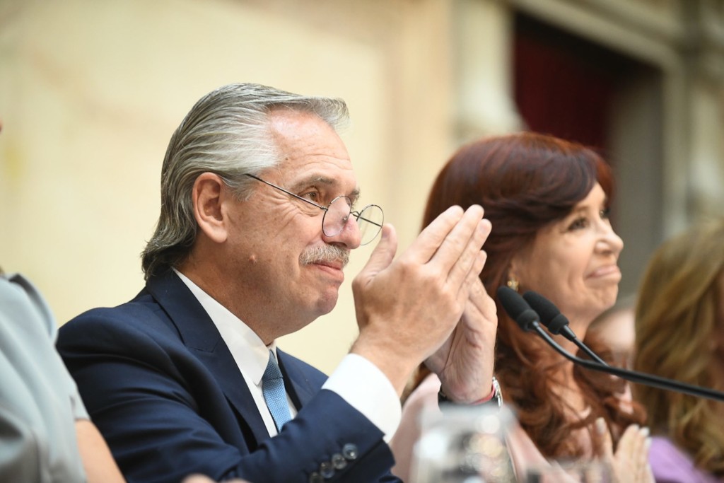 El presidente Alberto Fernández junto a la vicepresidenta Cristina Kirchner encabeza la apertura de las sesiones ordinarias del Congreso ante la Asamblea Legislativa - Foto: NA