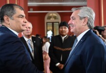 Alberto Fernández dijo que Cristina Kirchner es una víctima del “neoliberalismo” El presidente Alberto Fernández saluda a su par de Ecuador, Rafael Correa - Foto: NA