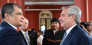 El presidente Alberto Fernández saluda a su par de Ecuador, Rafael Correa - Foto: NA