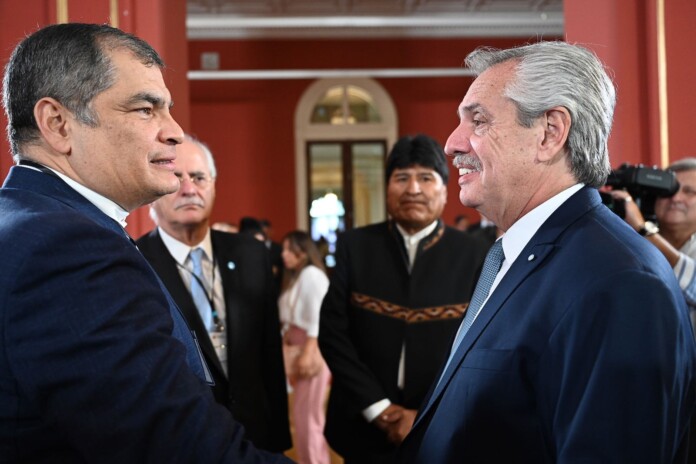 El presidente Alberto Fernández saluda a su par de Ecuador, Rafael Correa - Foto: NA