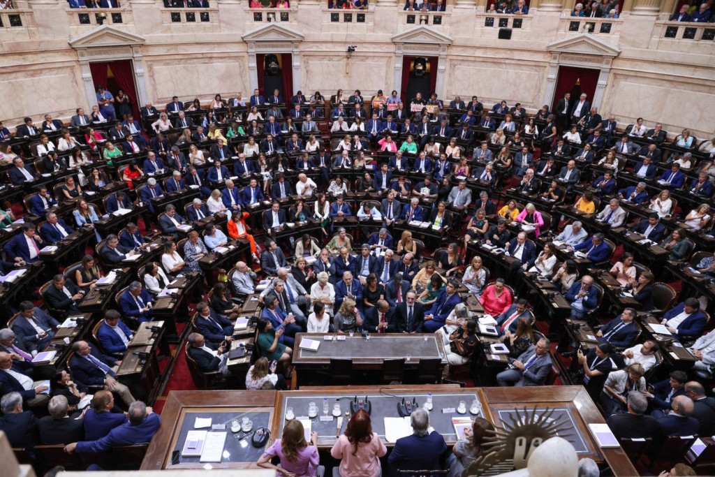 El presidente Alberto Fernández junto a la vicepresidenta Cristina Kirchner encabeza la apertura de las sesiones ordinarias del Congreso ante la Asamblea Legislativa - Foto: NA