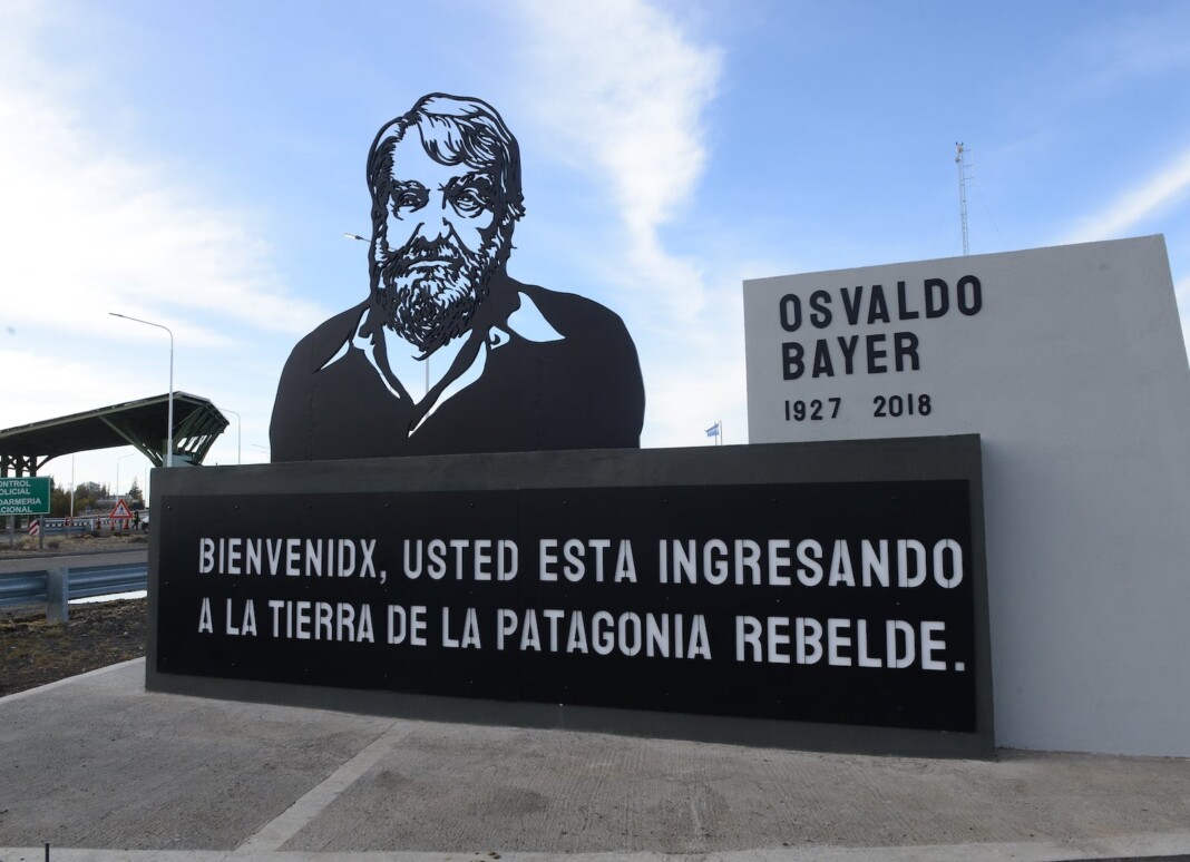 El monumento a Osvaldo Bayer en el paraje Güer Aike, a 28 Kms de Río Gallegos - Foto: OPI Santa Cruz/Francisco Muñoz