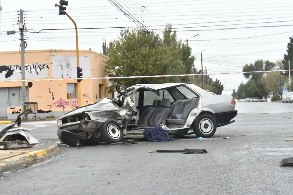 El Volkswagen Gacel destruido luego del impacto de la camioneta municipal - Foto: Gentileza LOA/Leandro Franco