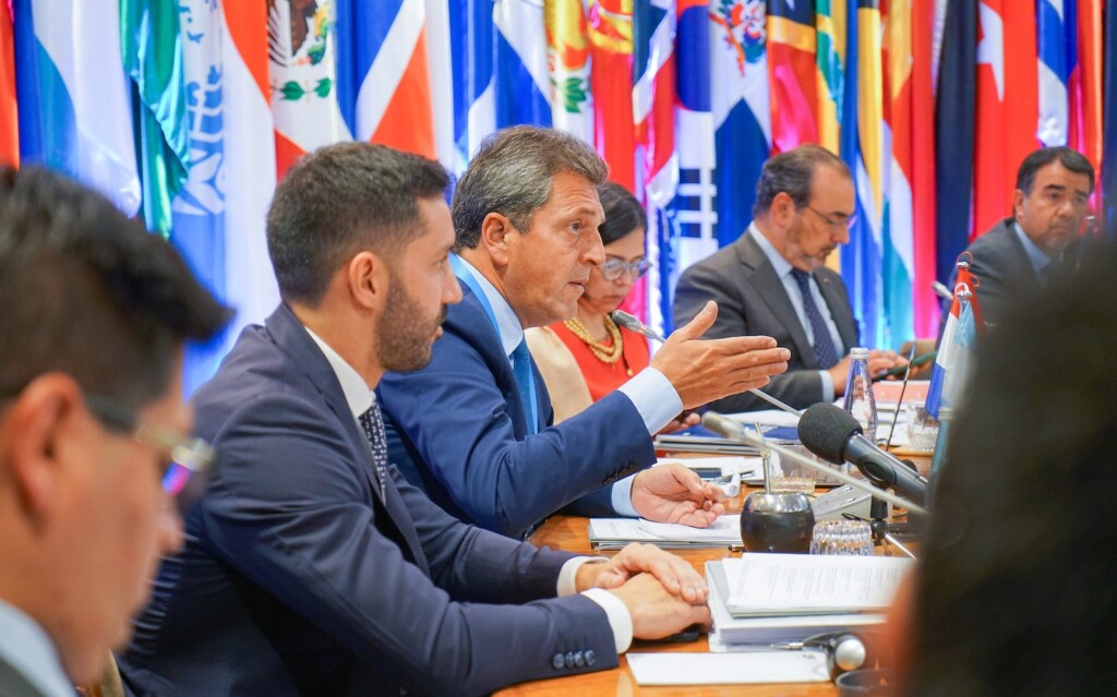 El ministro de Economía, Sergio Massa, se reunió hoy en Chile con el directorio del Banco de Desarrollo de América Latina (CAF), encabezado por su presidente, Sergio Díaz Granados - Foto: Ministerio de Economía