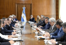 Primeras reacciones a los anuncios de Sergio Massa: se desploman los bonos en dólares Sergio Massa se reúne con representantes de bancos - Foto: Ministerio de Economía
