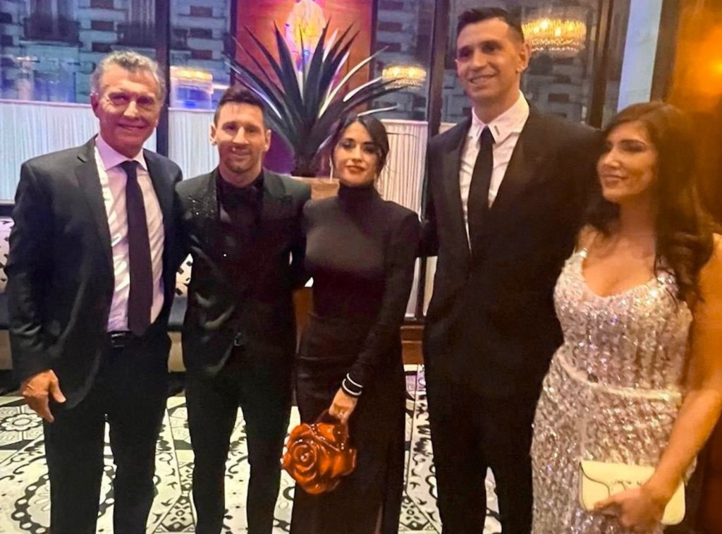 El expresidente Mauricio Macri junto a Lionel Messi y Emiliano Martínez en el marco de la entrega de los premios The Best - Foto: NA