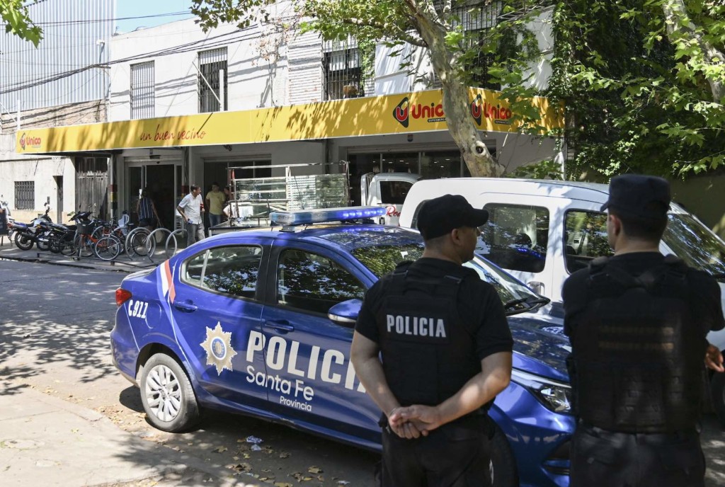 El supermercado que pertenece a la familia de Antonela Roccuzzo, esposa del astro del fútbol argentino Lionel Messi en Rosario - Foto: NA