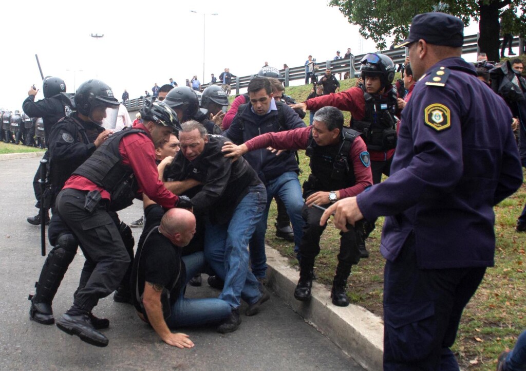 El ministro de seguridad Sergio Berni fue golpeado en un reclamo de choferes de colectivos por inseguridad - Foto: NA