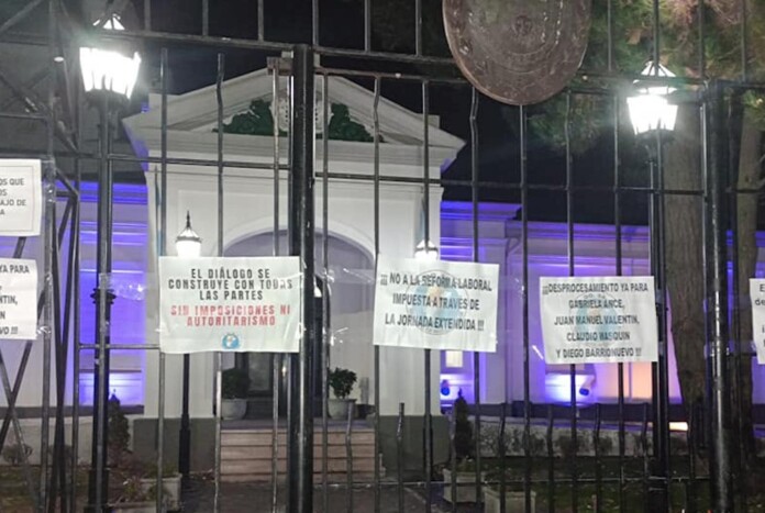 Cerró una semana sin clases en Santa Cruz, marcha de antorcha y rechazo por parte de los gremios de “aumentos simulados” y falta de Paritarias