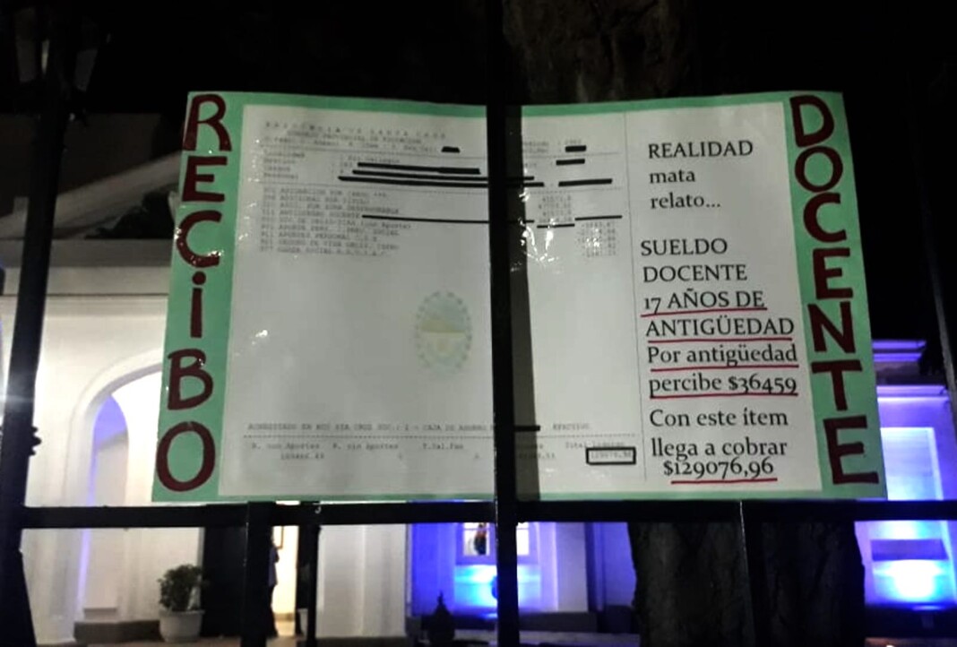 Hubo manifestación de padres de alumnos en las calles y en el Calafate los docentes reclamaron en el autódromo. AMET decidió paro provincial para el lunes 17