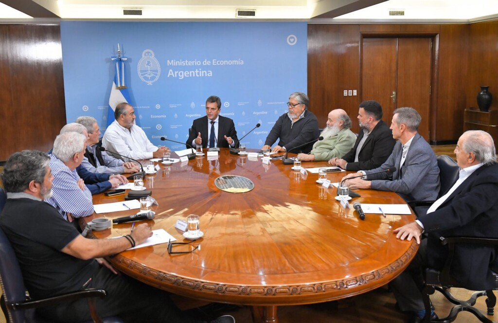 Sergio Massa se reunió con representantes gremiales y de movimientos sociales en el Ministerio de Economía - Foto: Ministerio de Economía