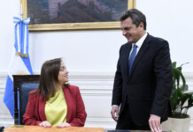 La jefa de Diputados advirtió que Sergio Massa se cansó “de que lo quieran boludear”: “Van a descubrir al que conocemos” Cecilia Moreau junto a Sergio Massa - Foto: NA