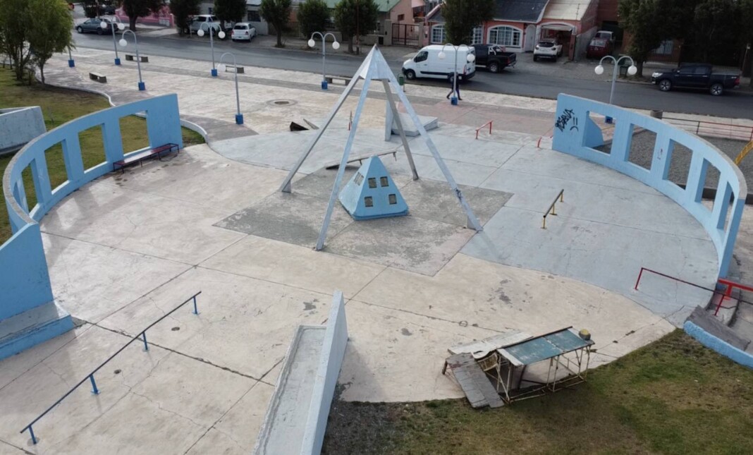 La “Plaza de los Poetas” enmarcada entre las calles Beccar y Av de Los Inmigrantes - Foto: OPI Santa Cruz