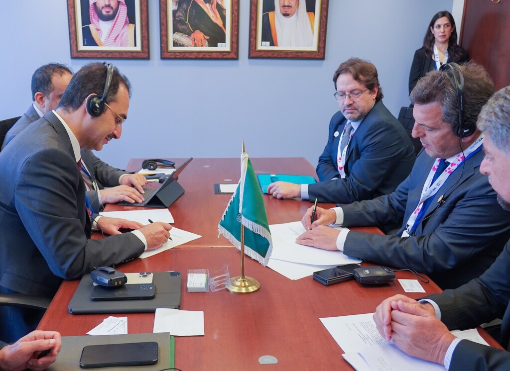 El ministro de Economía, Sergio Massa, mantuvo un encuentro con el CEO del Fondo Saudita para el Desarrollo (Saudí Development Fund), Sultan bin Abdulrahman Al-Marshad - Foto: Ministerio de Economía
