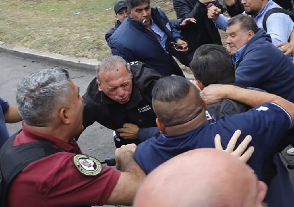 El ministro de Seguridad bonarense, Sergio Berni, fue agredido a golpes y pedradas - 